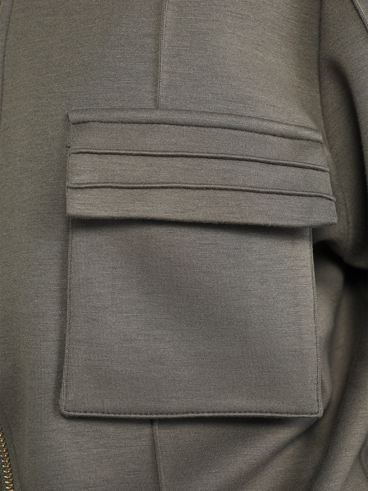 Куртка трикотажная цвета хаки с накладными карманами